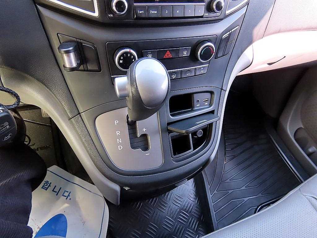 HYUNDAI Starex - Vista 10