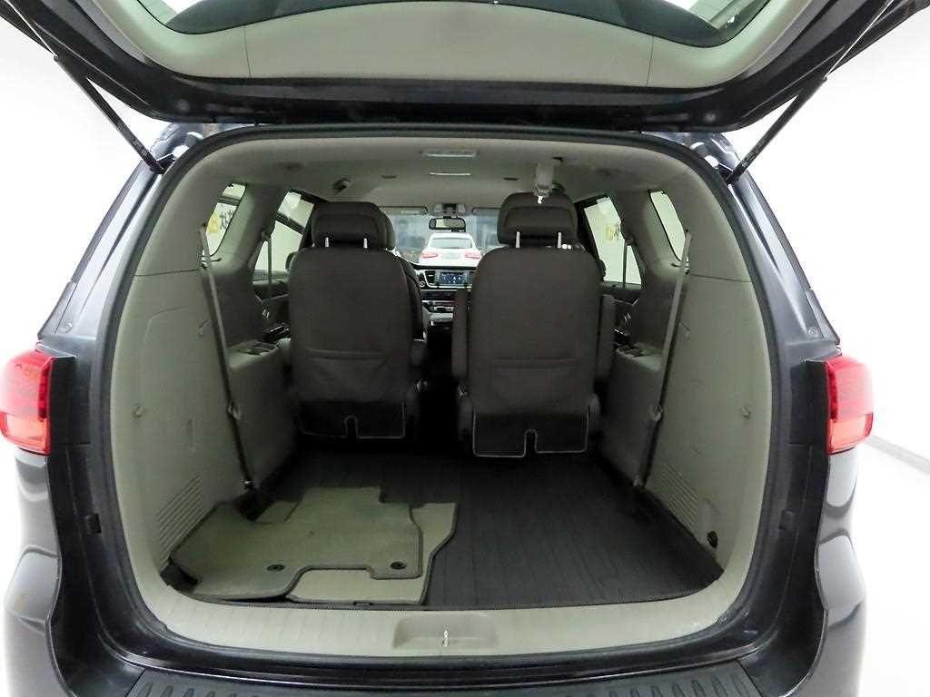 KIA Carnival - Vista 5
