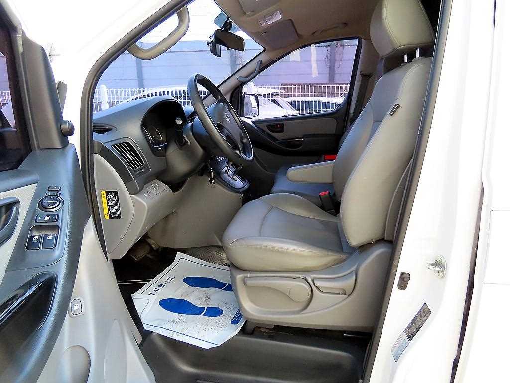 HYUNDAI Starex - Vista 5