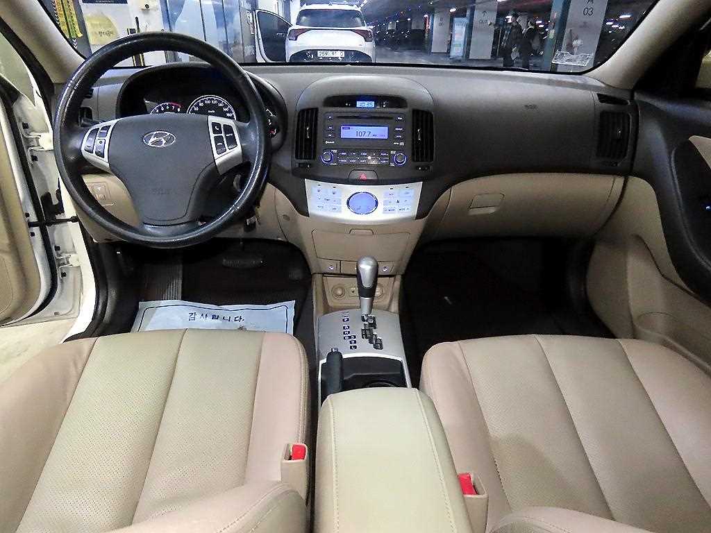 HYUNDAI Avante - Vista 10