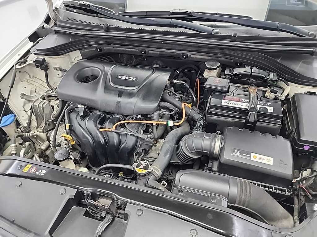 HYUNDAI Avante - Vista 5