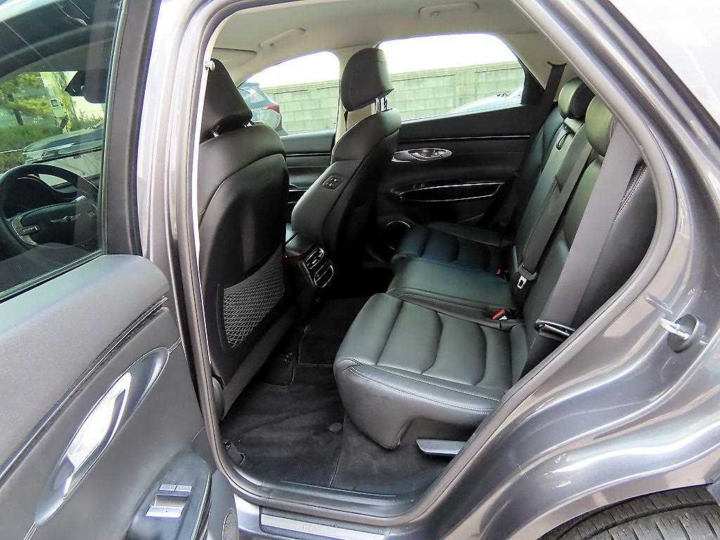 Genesis GV70 - Vista 6