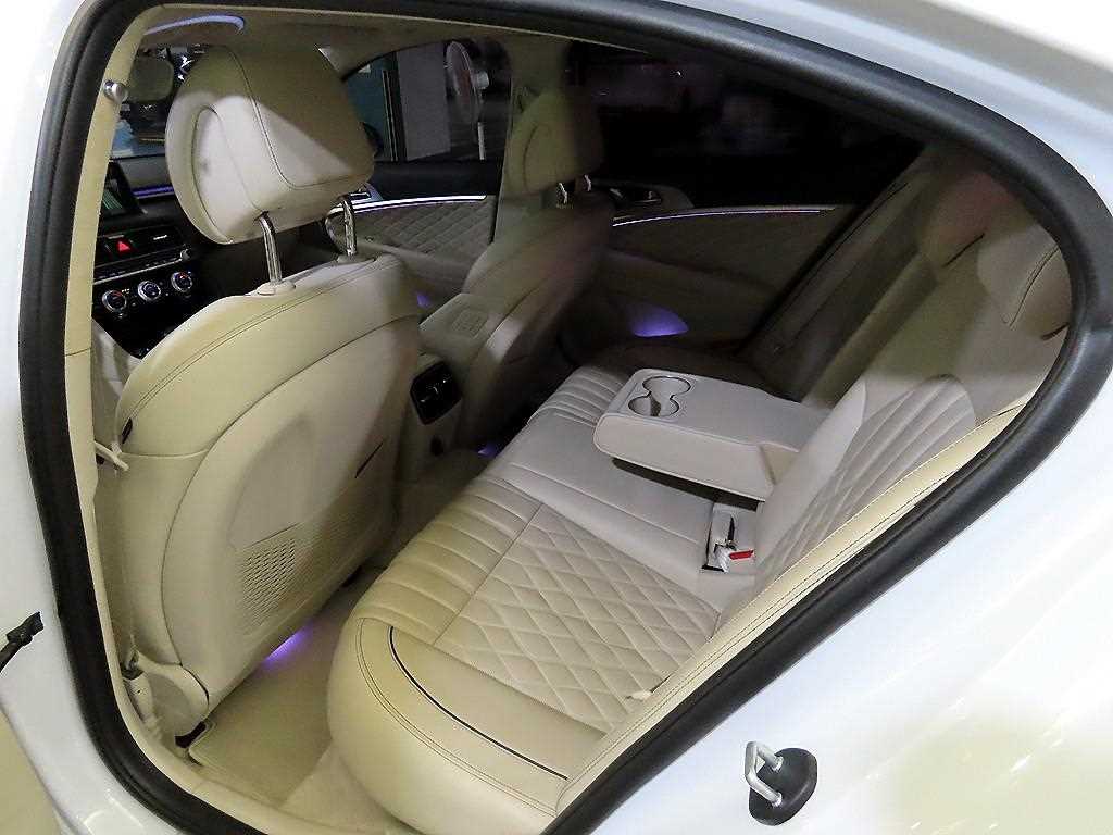 Genesis G70 - Vista 8