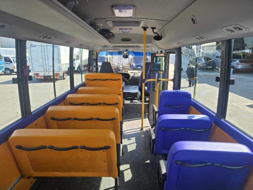 medium and large bus Hyundai bus - Vista 11