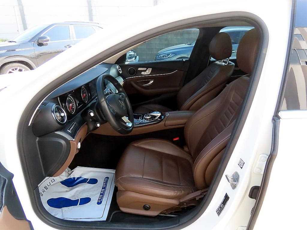 Mercedes Benz E class - Vista 5