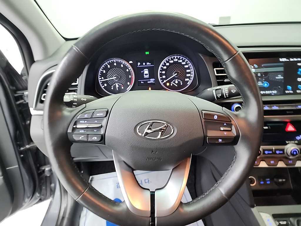 HYUNDAI Avante - Vista 9