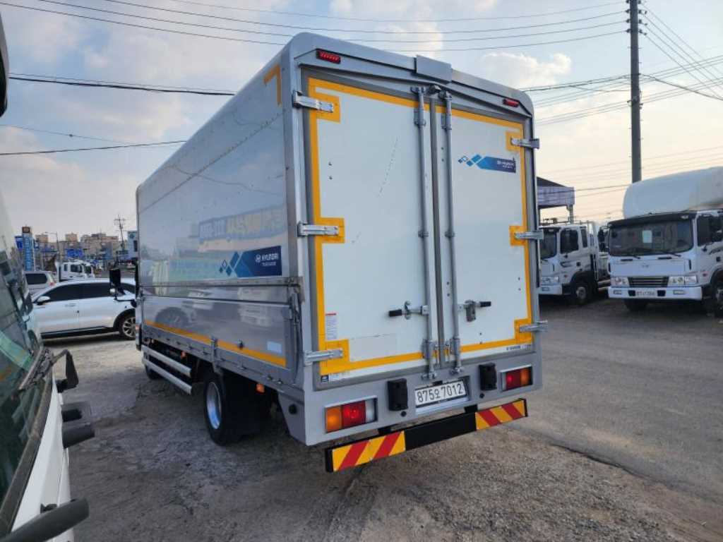 medium and large cargo truck - Vista 7