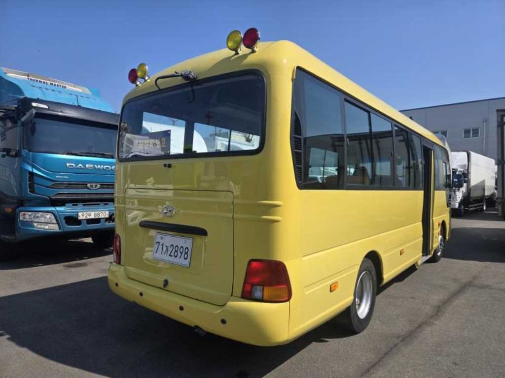 medium and large bus Hyundai bus - Vista 5