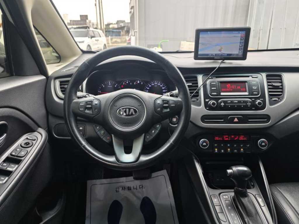 KIA Carens - Vista 8