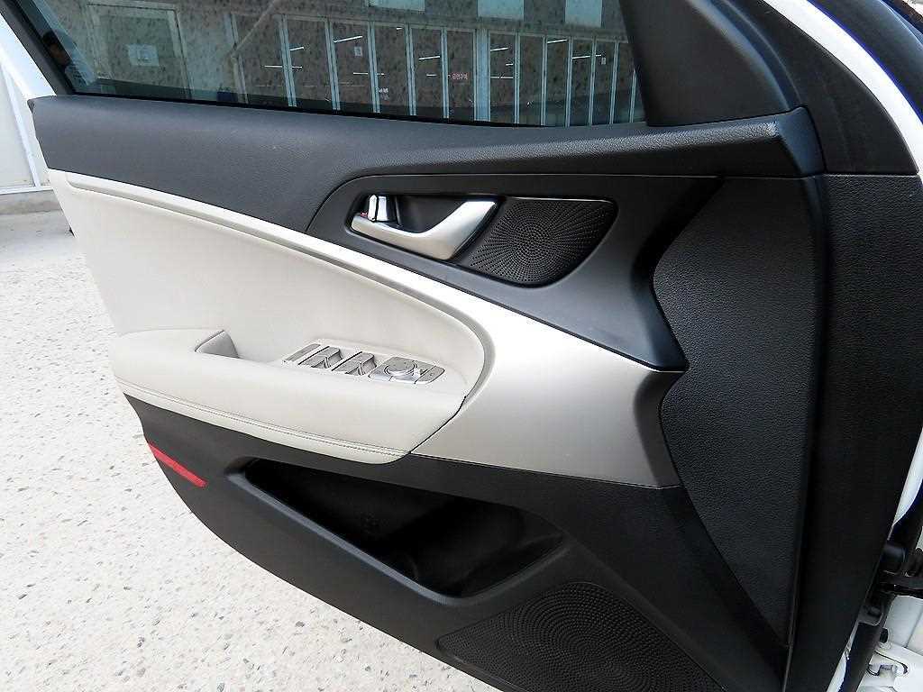 Genesis G70 - Vista 12