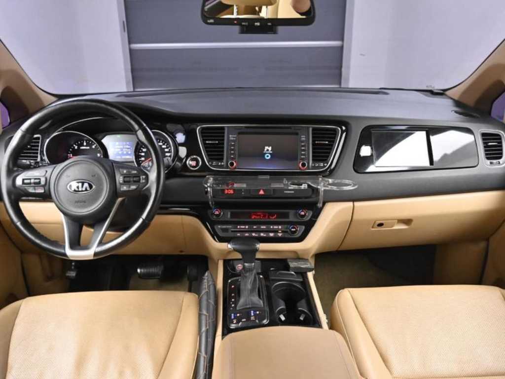 KIA Carnival - Vista 7