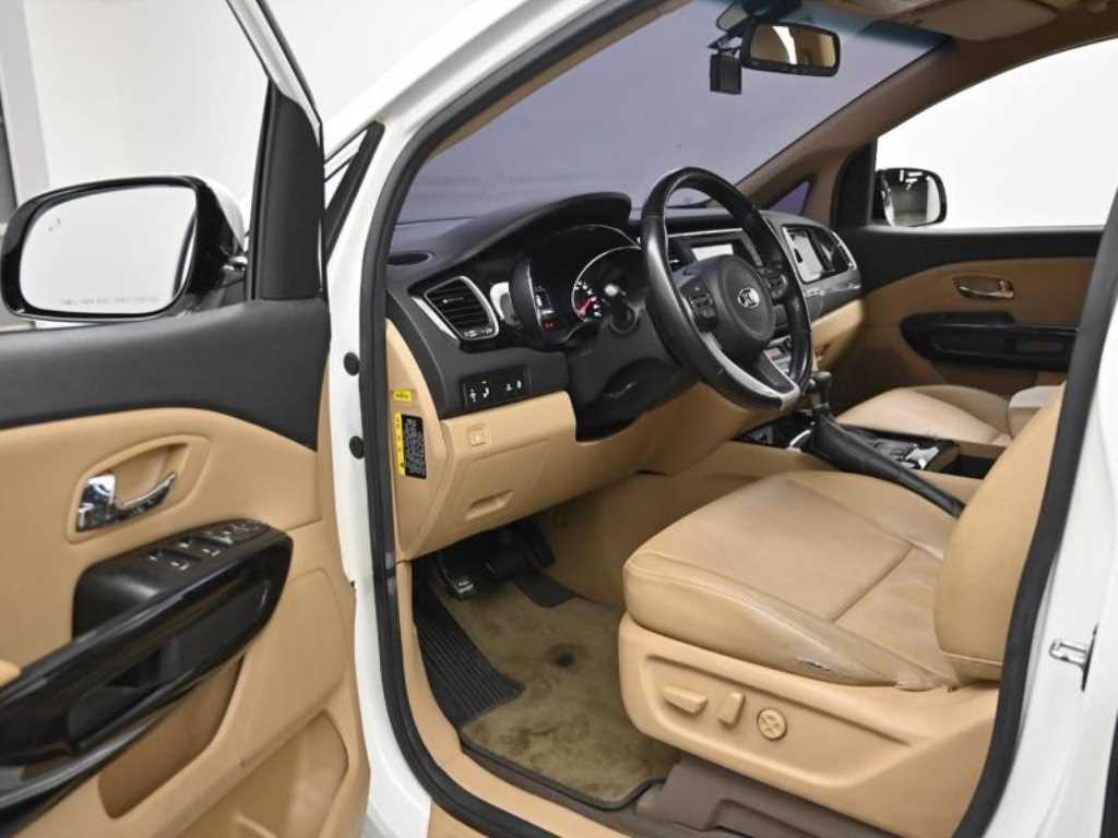 KIA Carnival - Vista 11