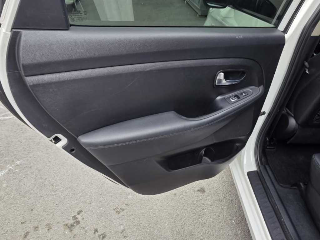 KIA Carens - Vista 5