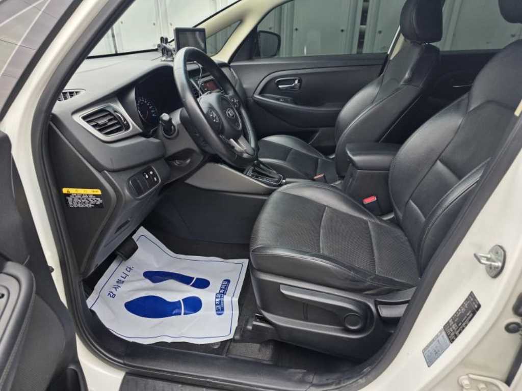 KIA Carens - Vista 11