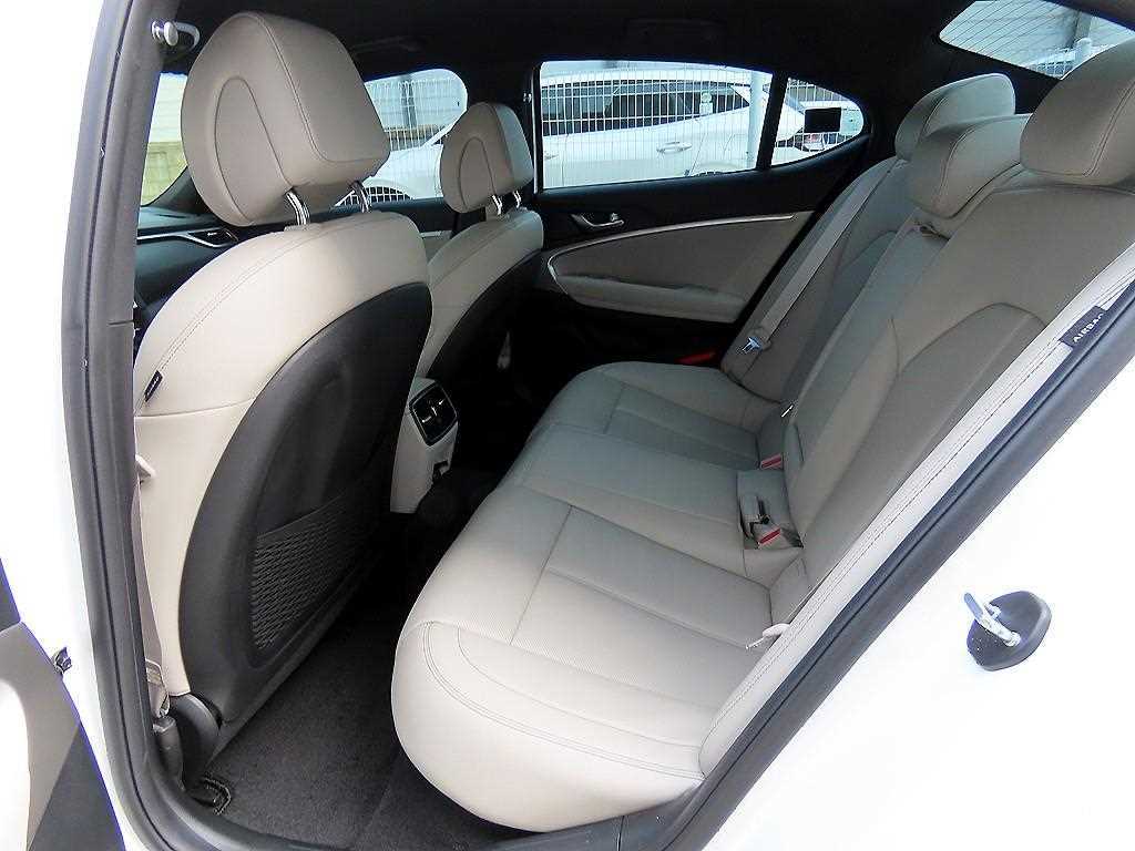 Genesis G70 - Vista 6