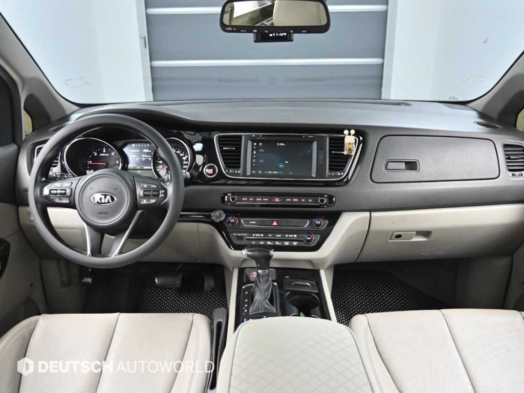 KIA Carnival - Vista 7