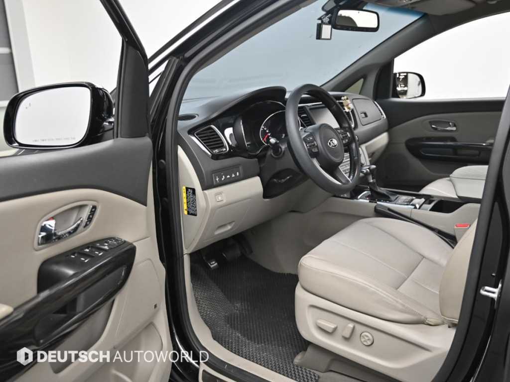 KIA Carnival - Vista 11