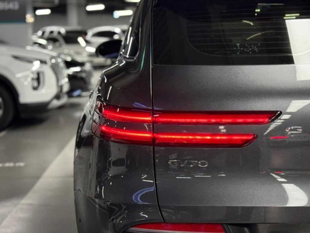 Genesis GV70 - Vista 8