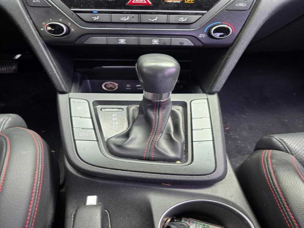 HYUNDAI Avante - Vista 10