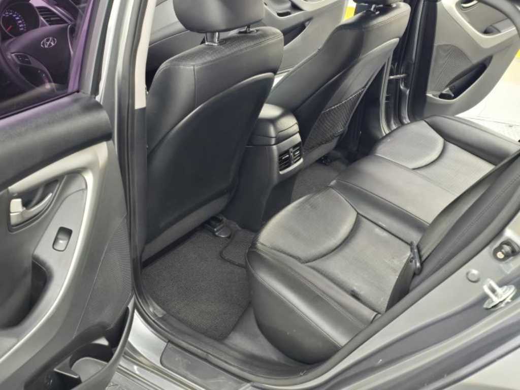 HYUNDAI Avante - Vista 10