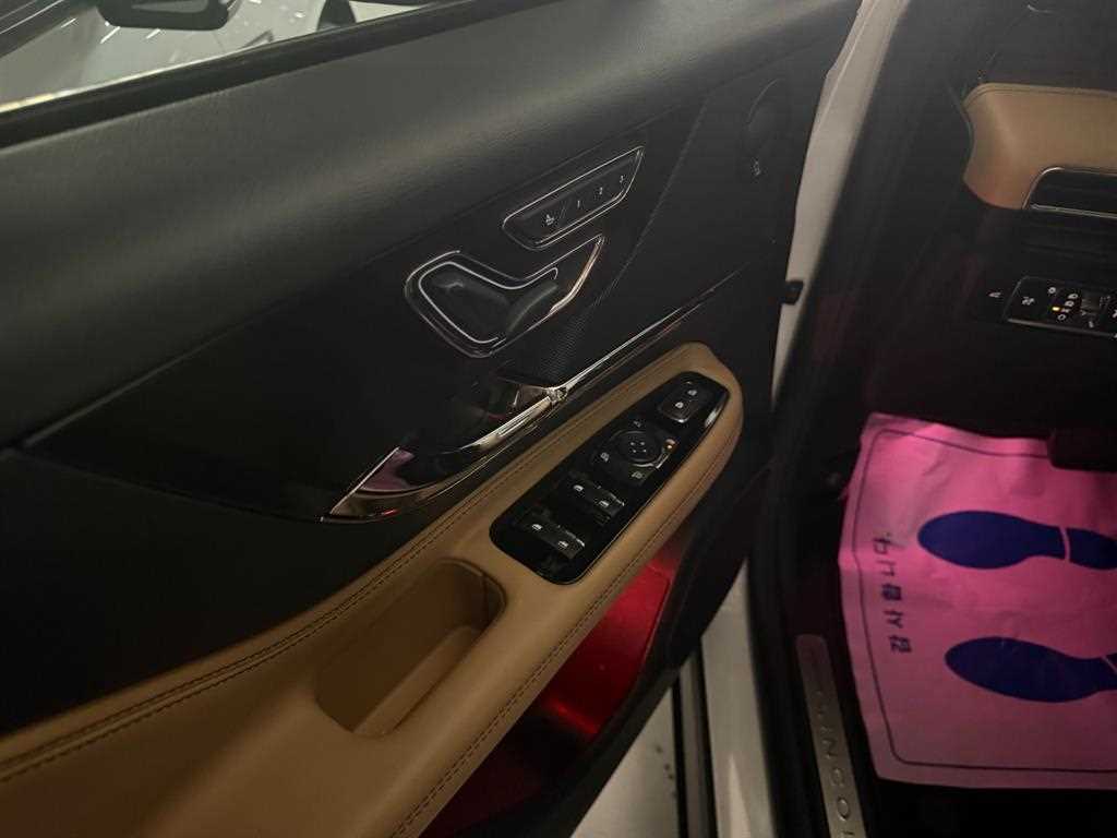 Lincoln Corsair - Vista 9