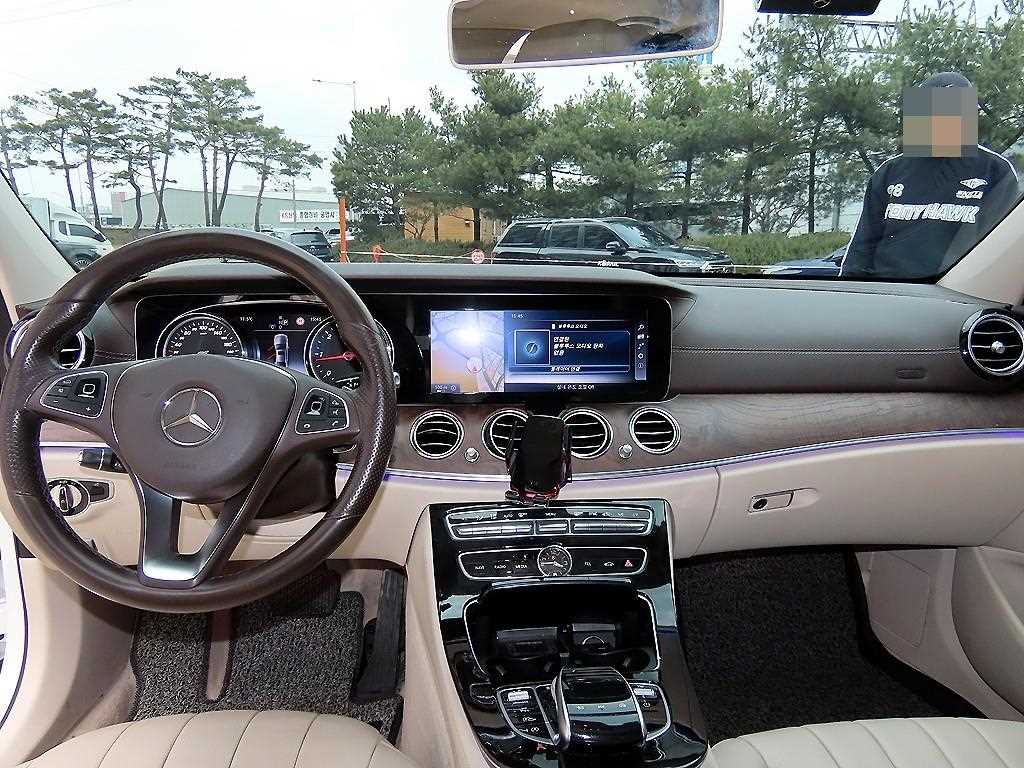 Mercedes Benz E class - Vista 7