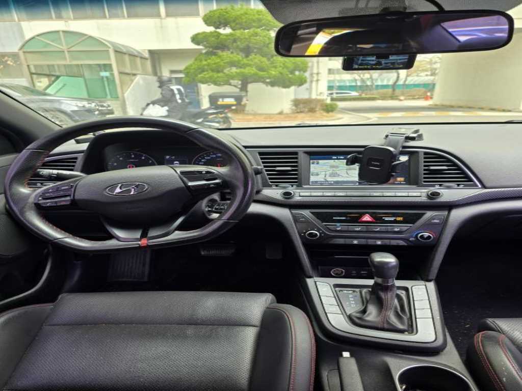 HYUNDAI Avante - Vista 7