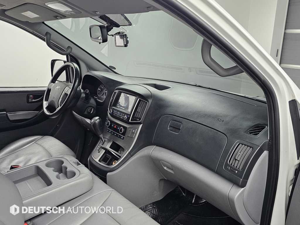 HYUNDAI Starex - Vista 7