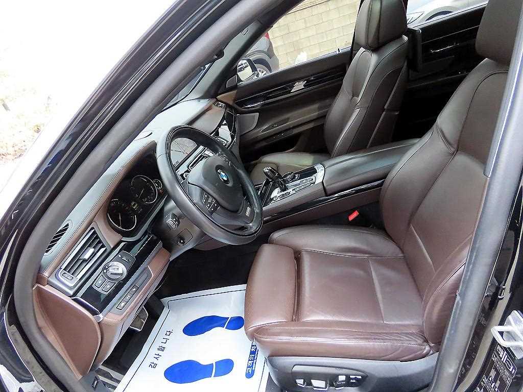 BMW 7 Series - Vista 5