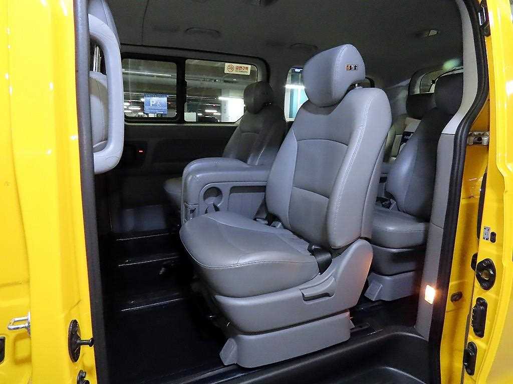 HYUNDAI Starex - Vista 7