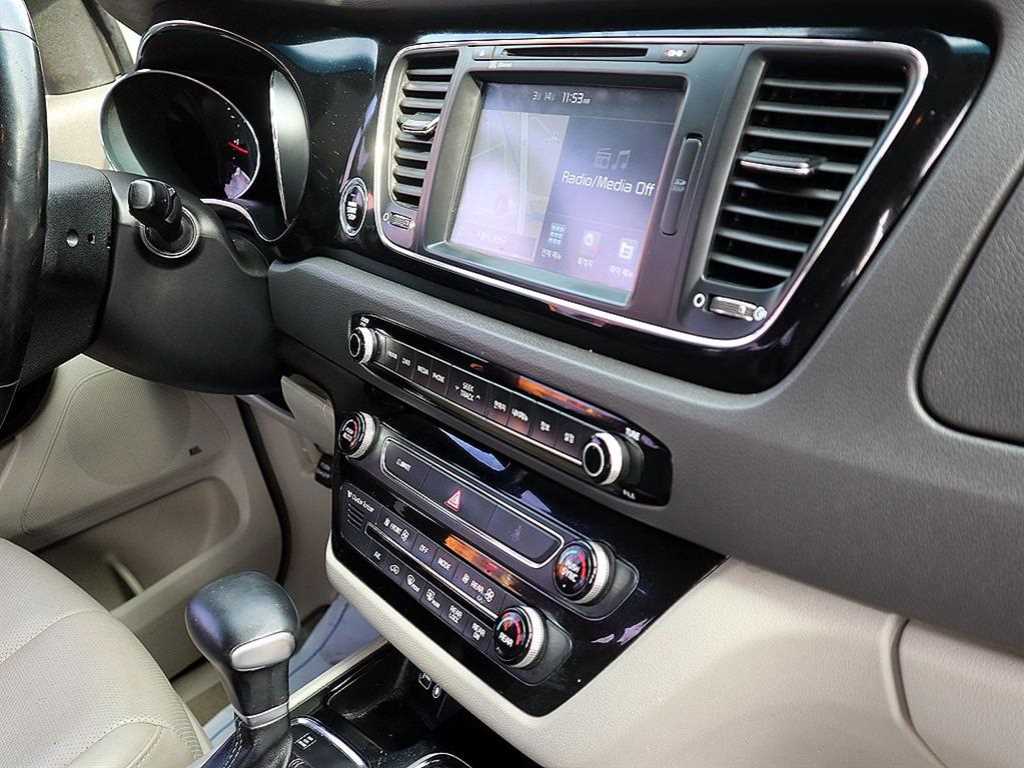 KIA Carnival - Vista 11