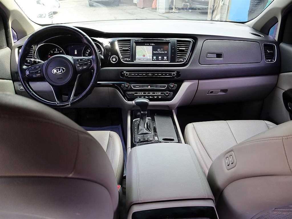 KIA Carnival - Vista 5