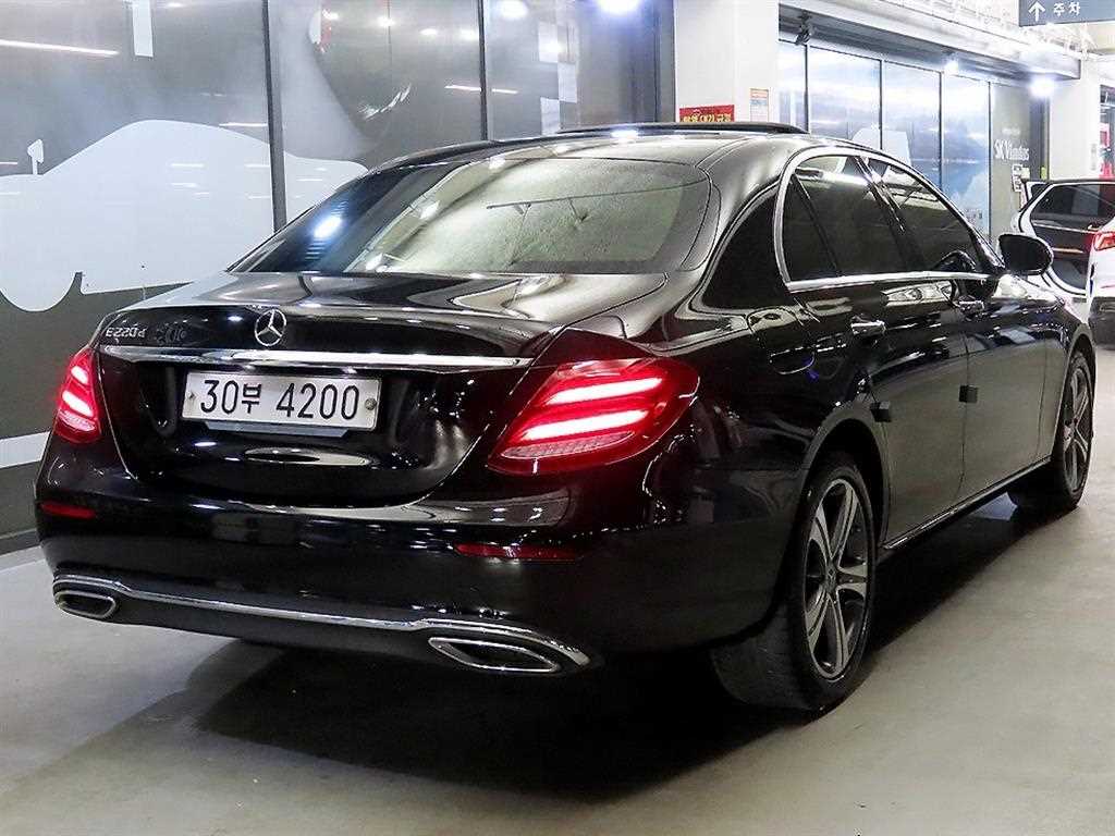 Mercedes Benz E class - Vista 4
