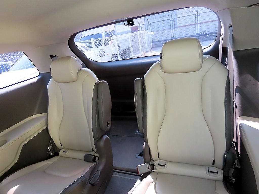 KIA Carnival - Vista 7
