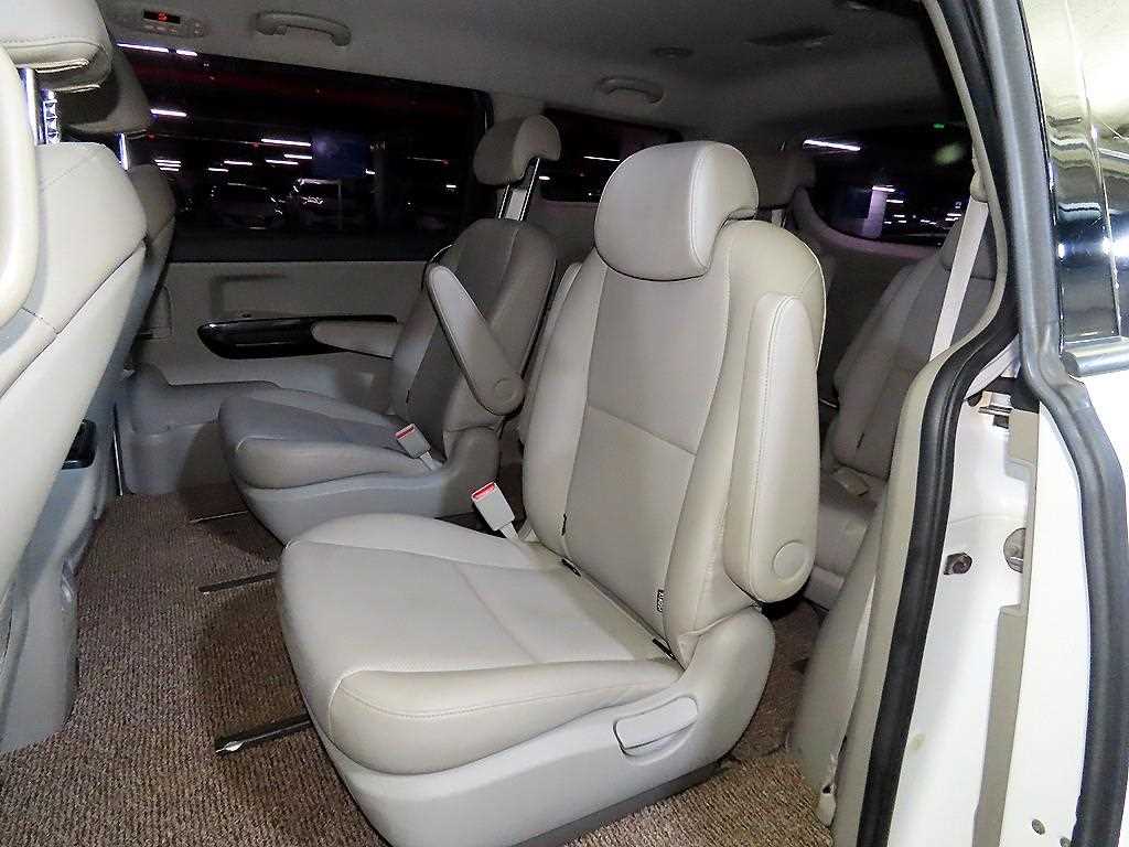 KIA Carnival - Vista 7