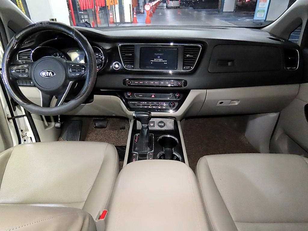 KIA Carnival - Vista 10