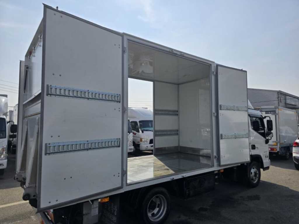 medium and large cargo truck - Vista 11