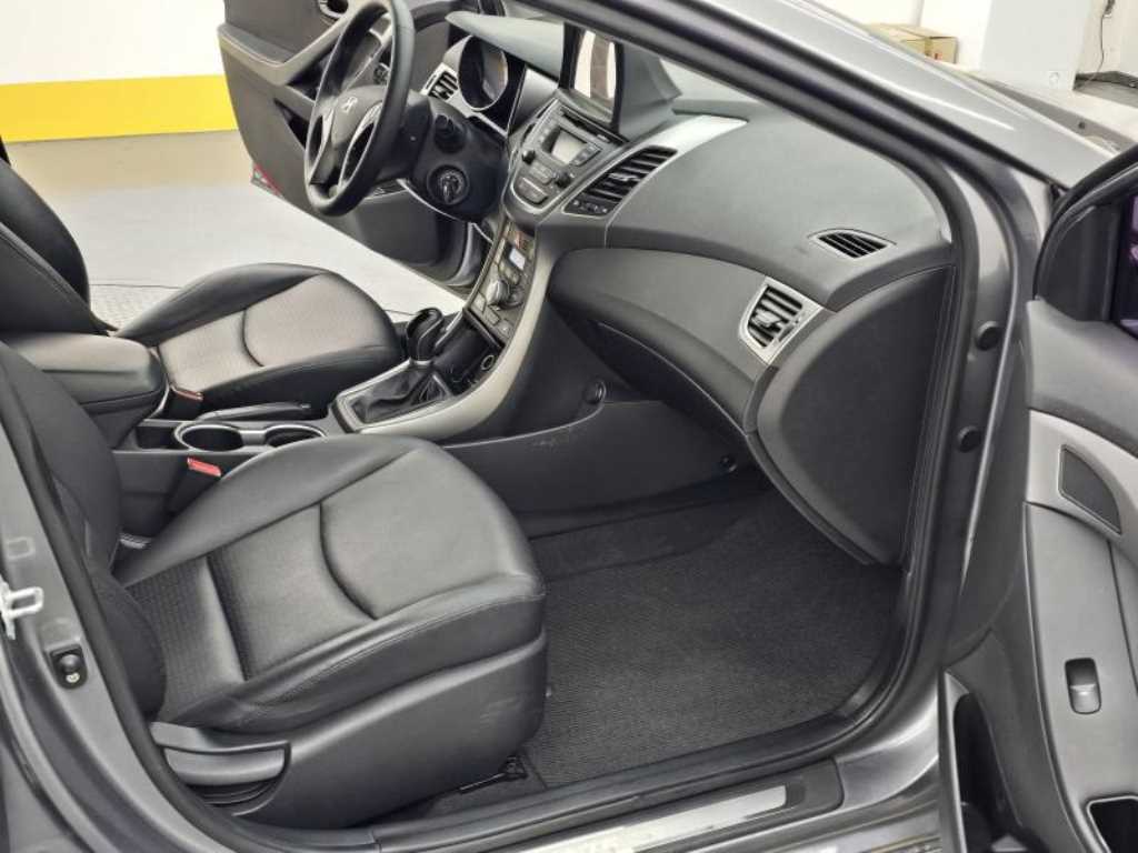 HYUNDAI Avante - Vista 9