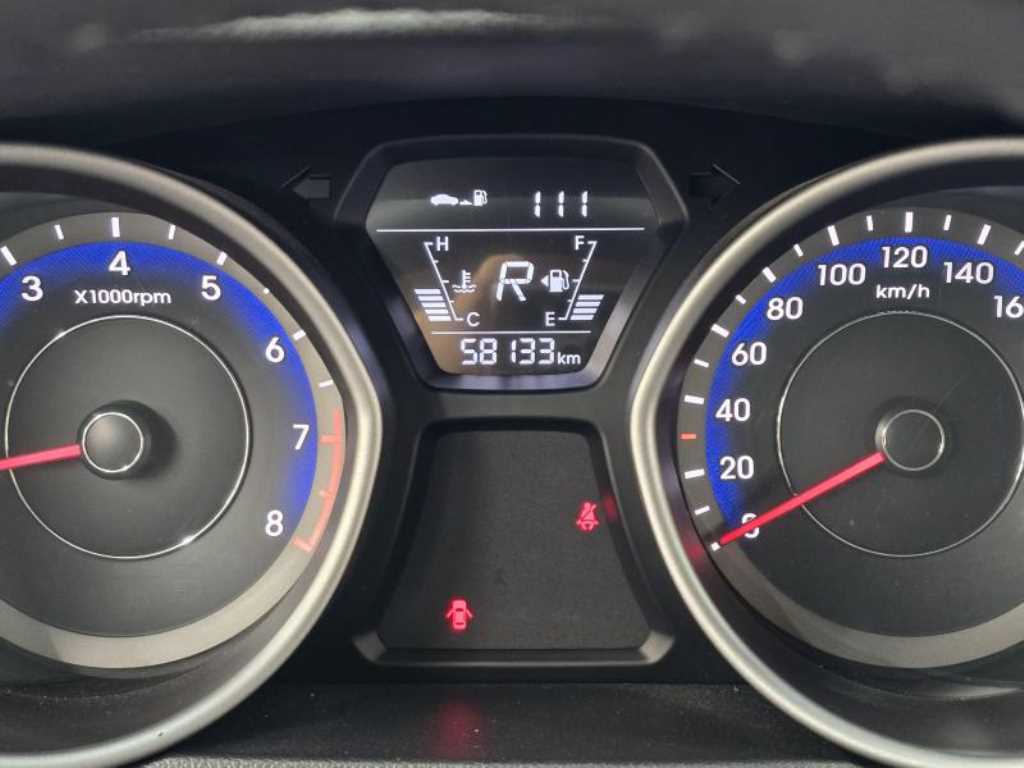 HYUNDAI Avante - Vista 5