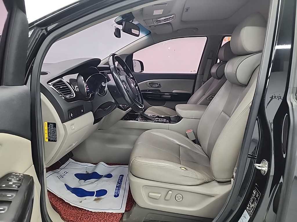KIA Carnival - Vista 11