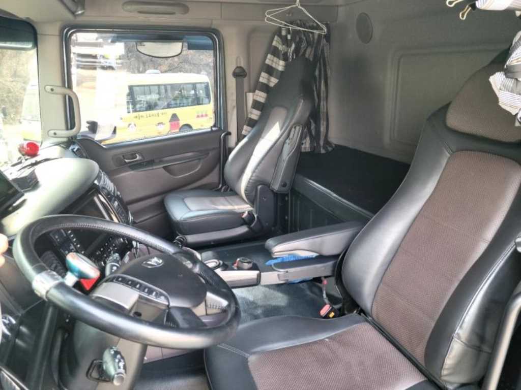 medium and large cargo truck - Vista 9