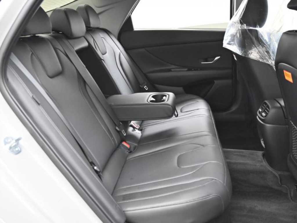 HYUNDAI Avante - Vista 12