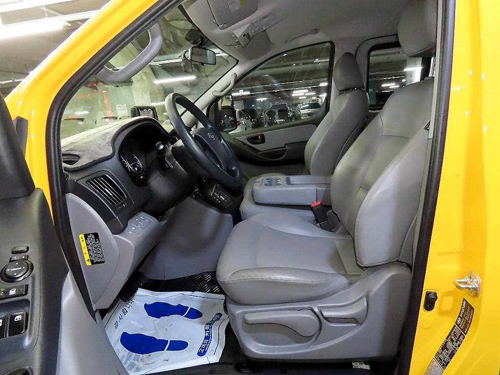 HYUNDAI Starex - Vista 6