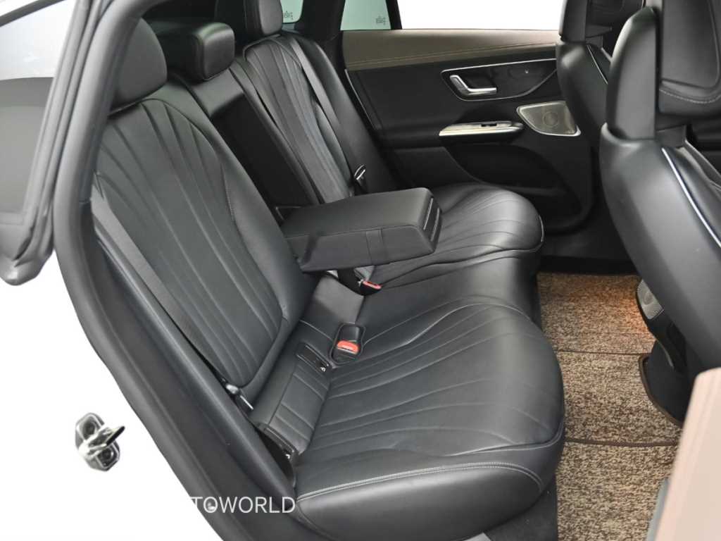 Mercedes Benz EQE - Vista 12