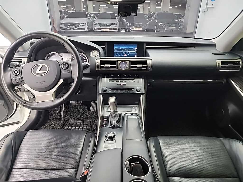 Lexus IS - Vista 8