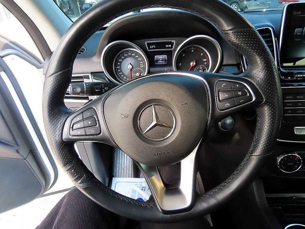 Mercedes Benz GLE Class - Vista 8
