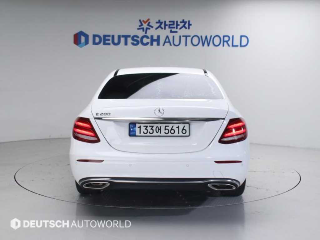 Mercedes Benz E class - Vista 4