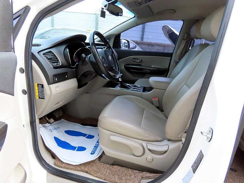 KIA Carnival - Vista 5