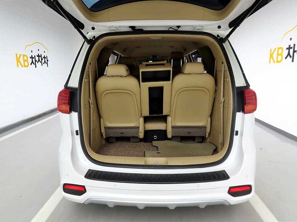 KIA Carnival - Vista 5