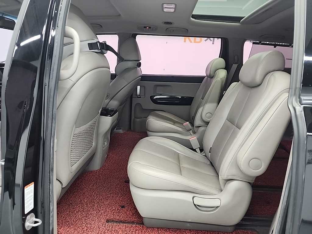 KIA Carnival - Vista 12